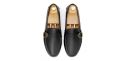 Zapato mocasín con hebilla lateral hecho con piel de calidad en color negro. Zapato cómodo para el verano