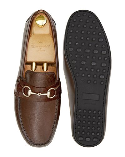 Zapato driver con hebilla hecho con napa de calidad en color marrón oscuro. zapato cómodo para el verano