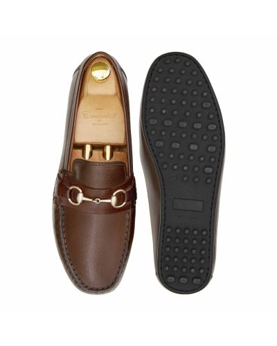 Zapato driver con hebilla hecho con napa de calidad en color marrón oscuro. zapato cómodo para el verano