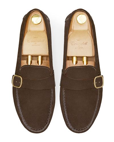 Zapato mocasín con hebilla lateral hecho con piel de calidad en color ante marrón. Zapato cómodo para el verano