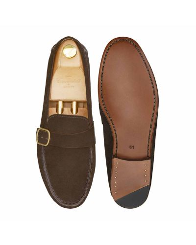 Zapato mocasín con hebilla lateral hecho con piel de calidad en color ante marrón. Zapato cómodo para el verano