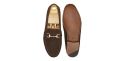 Zapato mocasín con hebilla en forma de bocado hecho con piel de calidad en color ante marrón. Zapato cómodo para el verano
