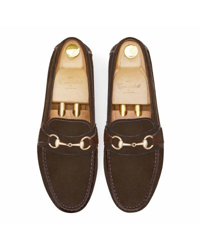 Zapato mocasín con hebilla en forma de bocado hecho con piel de calidad en color ante marrón. Zapato cómodo para el verano