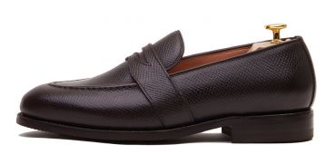 Mocasín Fullstrap en piel Hatch Grain Marrón. Zapatos elegantes para hombre, cómodos y artesanos. Zapatos clásicos para ocasiones formales.
