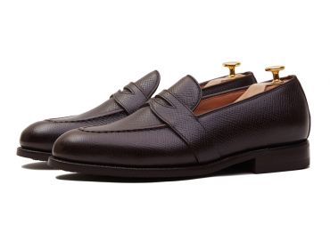 Mocasín Fullstrap en piel Hatch Grain Marrón. Zapatos elegantes para hombre, cómodos y artesanos. Zapatos clásicos para ocasiones formales.