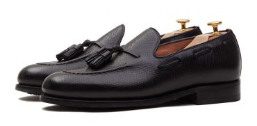Mocasines de borlas en piel hatch grain color negro. Zapatos elegantes para hombre, cómodos y artesanos. Zapatos clásicos para ocasiones formales e informales.