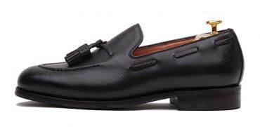 Mocasines de borlas en piel hatch grain color negro. Zapatos elegantes para hombre, cómodos y artesanos. Zapatos clásicos para ocasiones formales e informales.