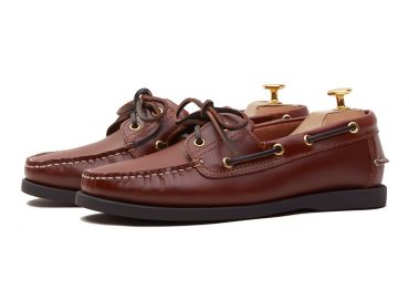 Chaussures bateau pour hommes en cuir bourgogne. Ils sont inclus dans notre collection de chaussures d'été.