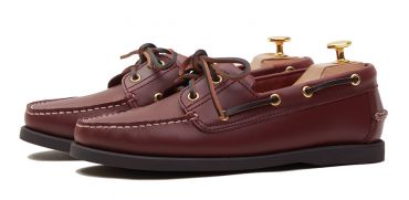 Men's boat shoes made in chestnut brown leather. It's included on our collection of summer shoes.