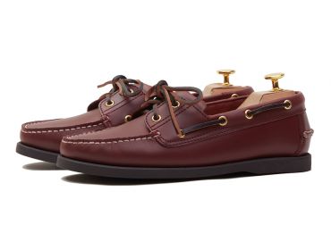 Men's boat shoes made in chestnut brown leather. It's included on our collection of summer shoes.