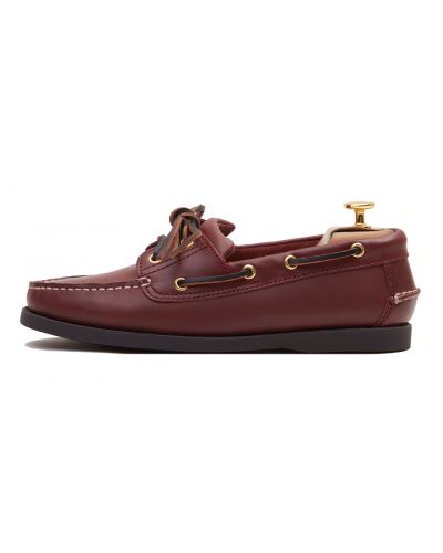 Chaussures bateau pour hommes en cuir marron. Ils sont inclus dans notre collection de chaussures d'été.