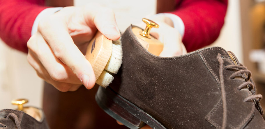 Cómo limpiar nuestros zapatos de ante paso a paso Crownhill Shoes